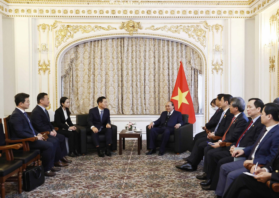 Chủ tịch nước Nguyễn Xuân Phúc tiếp Phó Chủ tịch kiêm Tổng Giám đốc Samsung Electronics Han Jong-hee. (Ảnh: Thống Nhất/TTXVN)