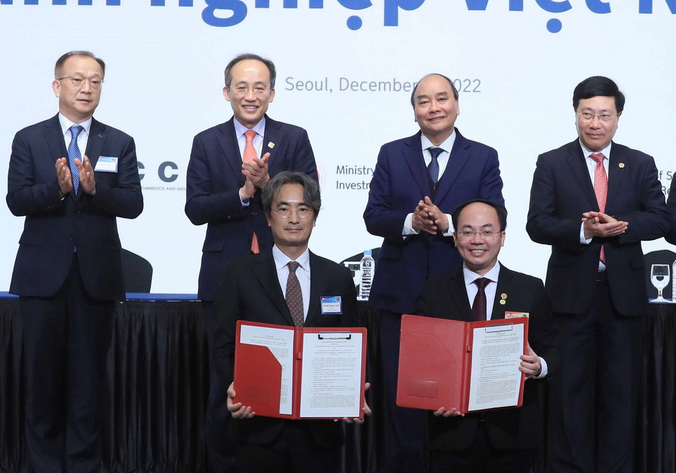 Chủ tịch nước Nguyễn Xuân Phúc và Phó Thủ tướng Hàn Quốc Choo Kyung-ho chứng kiến lễ trao biên bản hợp tác giữa các doanh nghiệp hai nước. (Ảnh: Thống Nhất/TTXVN)