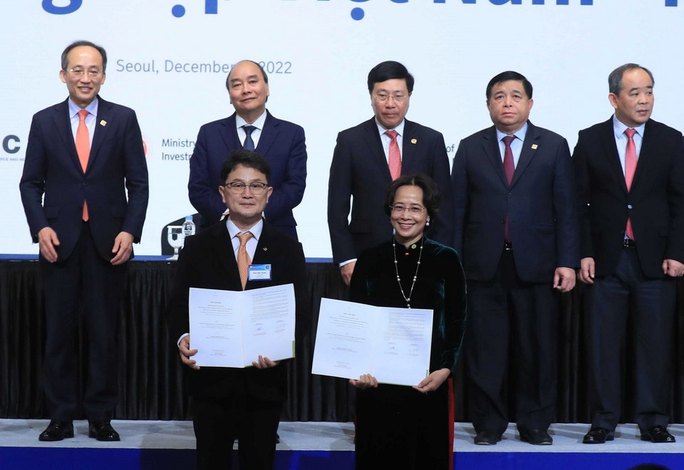 Chủ tịch nước Nguyễn Xuân Phúc và Phó Thủ tướng Hàn Quốc Choo Kyung-ho chứng kiến lễ trao biên bản hợp tác giữa các doanh nghiệp hai nước. (Ảnh: Thống Nhất/TTXVN)