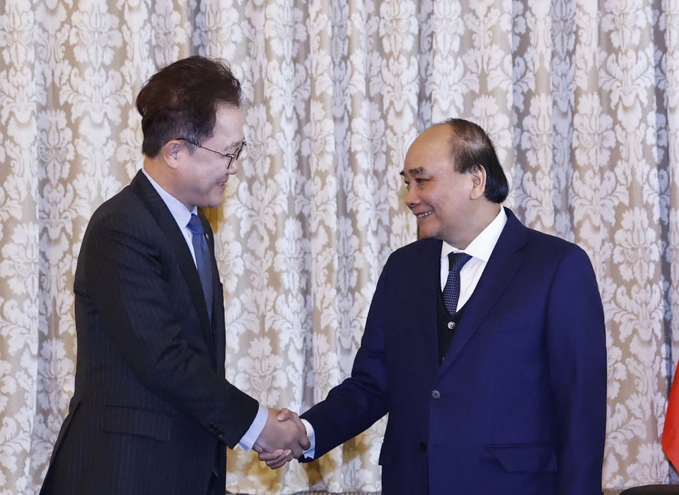  Chủ tịch nước Nguyễn Xuân Phúc tiếp Chủ tịch Ngân hàng Phát triển Hàn Quốc (KDB) Lee Dong-geol. (Ảnh: Thống Nhất/TTXVN)