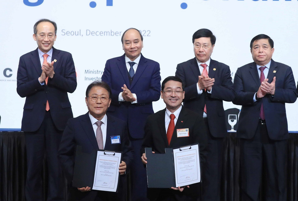 Chủ tịch nước Nguyễn Xuân Phúc và Phó Thủ tướng Hàn Quốc Choo Kyung-ho chứng kiến lễ trao biên bản hợp tác giữa các doanh nghiệp hai nước. (Ảnh: Thống Nhất/TTXVN)