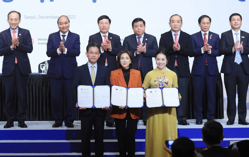 Chủ tịch nước Nguyễn Xuân Phúc và Phó Thủ tướng Hàn Quốc Choo Kyung-ho chứng kiến lễ trao biên bản hợp tác giữa các doanh nghiệp hai nước. (Ảnh: Thống Nhất/TTXVN)