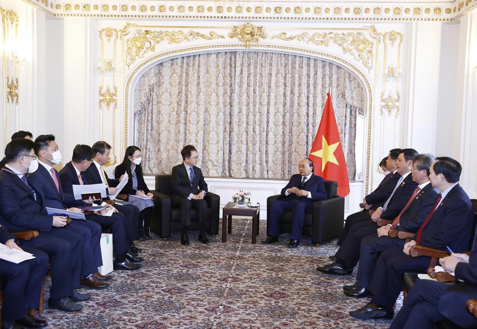  Chủ tịch nước Nguyễn Xuân Phúc tiếp Chủ tịch Ngân hàng Phát triển Hàn Quốc (KDB) Lee Dong-geol. (Ảnh: Thống Nhất/TTXVN)