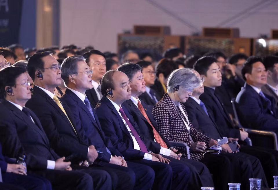 Tổng thư ký ASEAN Lim Jock Hoi, Thủ tướng Chính phủ Nguyễn Xuân Phúc, Tổng thống Hàn Quốc Moon Jae-in, Thủ tướng Thái Lan Prayut Chan-o-cha, Thủ tướng Lào Thongloun Sisoulith và các đại biểu dự buổi lễ. (Ảnh: Thống Nhất/TTXVN)