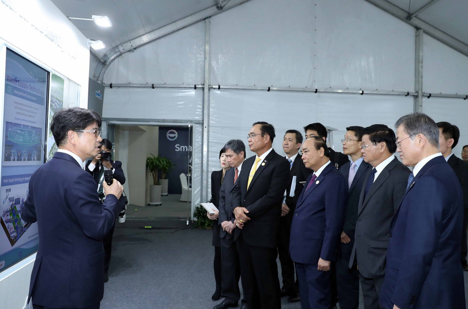 Thủ tướng Nguyễn Xuân Phúc, Tổng thống Hàn Quốc Moon Jae-in, Thủ tướng Thái Lan Prayut Chan-o-cha, Thủ tướng Lào Thongloun Sisoulith , Tổng thư ký ASEAN Lim Jock Hoi xem triển lãm. (Ảnh: Thống Nhất/TTXVN)