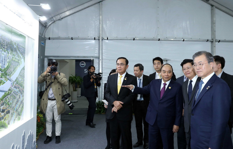 Thủ tướng Chính phủ Nguyễn Xuân Phúc, Tổng thống Hàn Quốc Moon Jae-in, Thủ tướng Thái Lan Prayut Chan-o-cha, Thủ tướng Lào Thongloun Sisoulith Tổng thư ký ASEAN Lim Jock Hoi xem triển lãm. (Ảnh: Thống Nhất/TTXVN)