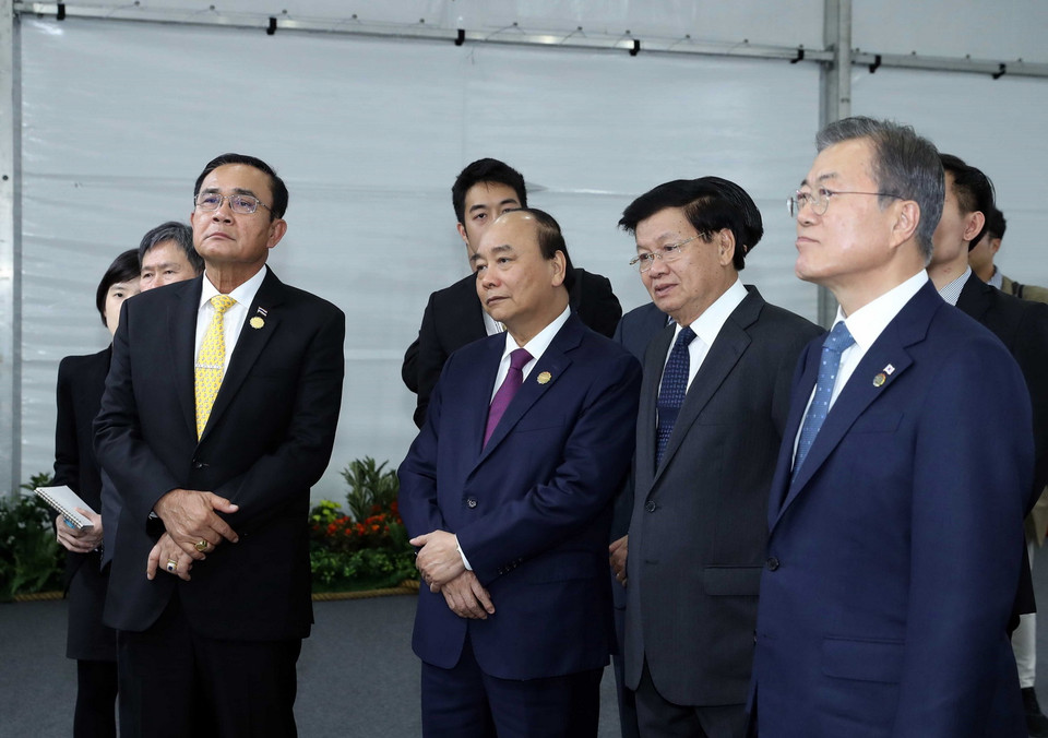 Thủ tướng Nguyễn Xuân Phúc, Tổng thống Hàn Quốc Moon Jae-in, Thủ tướng Thái Lan Prayut Chan-o-cha, Thủ tướng Lào Thongloun Sisoulith xem triển lãm. (Ảnh: Thống Nhất/TTXVN)