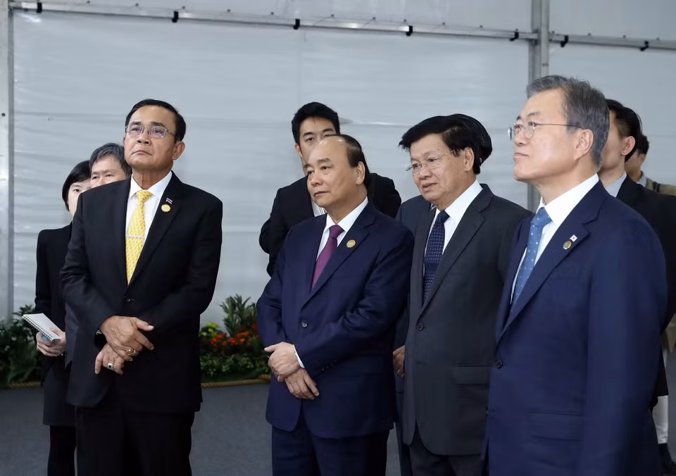Thủ tướng Nguyễn Xuân Phúc, Tổng thống Hàn Quốc Moon Jae-in, Thủ tướng Thái Lan Prayut Chan-o-cha, Thủ tướng Lào Thongloun Sisoulith xem triển lãm. (Ảnh: Thống Nhất/TTXVN)