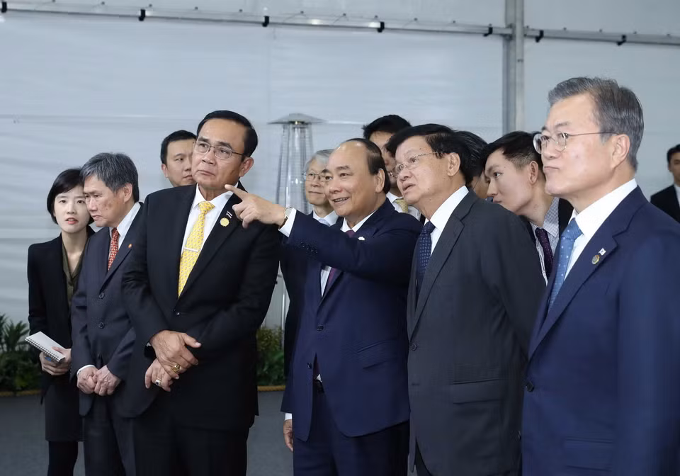 Thủ tướng Chính phủ Nguyễn Xuân Phúc, Tổng thống Hàn Quốc Moon Jae-in, Thủ tướng Thái Lan Prayut Chan-o-cha, Thủ tướng Lào Thongloun Sisoulith Tổng thư ký ASEAN Lim Jock Hoi xem triển lãm. (Ảnh: Thống Nhất/TTXVN)