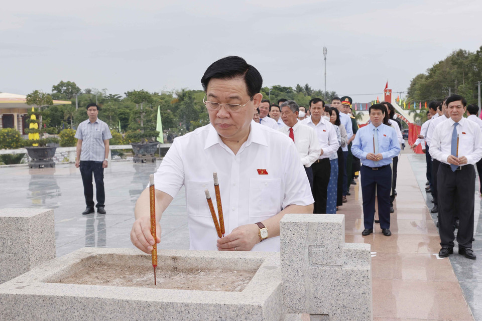 Chủ tịch Quốc hội Vương Đình Huệ dâng hương tưởng niệm các Anh hùng liệt sỹ. (Ảnh: Doãn Tấn/TTXVN)