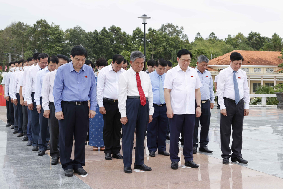 Sáng 29/4, Chủ tịch Quốc hội Vương Đình Huệ cùng đoàn công tác của Quốc hội đến dâng hương tưởng niệm các Anh hùng liệt sỹ tại Nghĩa trang Liệt sỹ tỉnh Trà Vinh. Trong ảnh: Chủ tịch Quốc hội Vương Đình Huệ cùng đoàn công tác tưởng niệm các Anh hùng liệt sỹ. (Ảnh: Doãn Tấn/TTXVN)