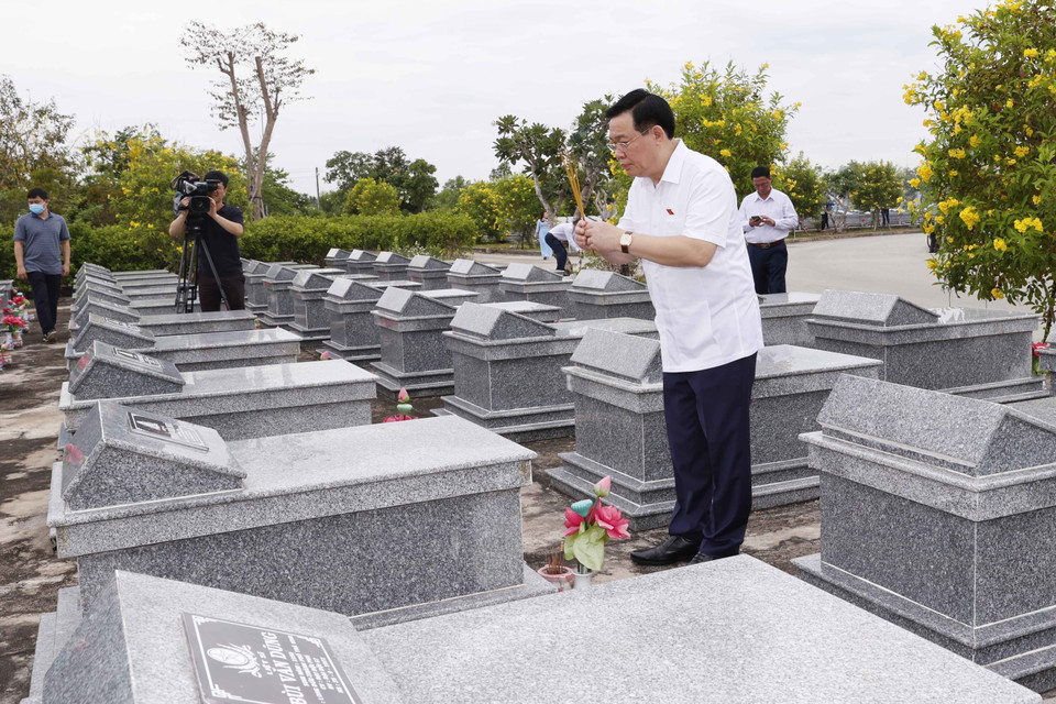 Chủ tịch Quốc hội Vương Đình Huệ dâng hương tưởng niệm các Anh hùng liệt sỹ. (Ảnh: Doãn Tấn/TTXVN)