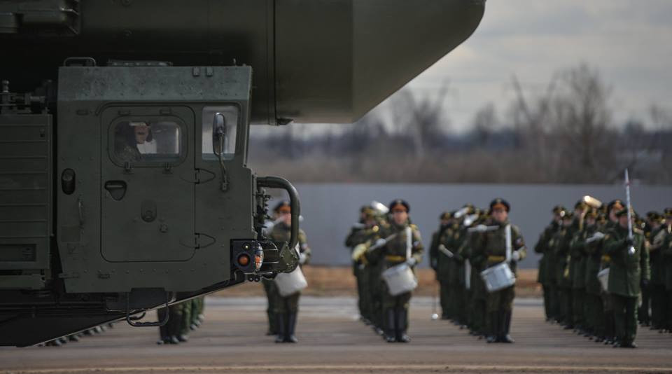 Xe chở tên lửa Topol-M tiến qua vị trí của đoàn quân nhạc (Nguồn: Sputnik)