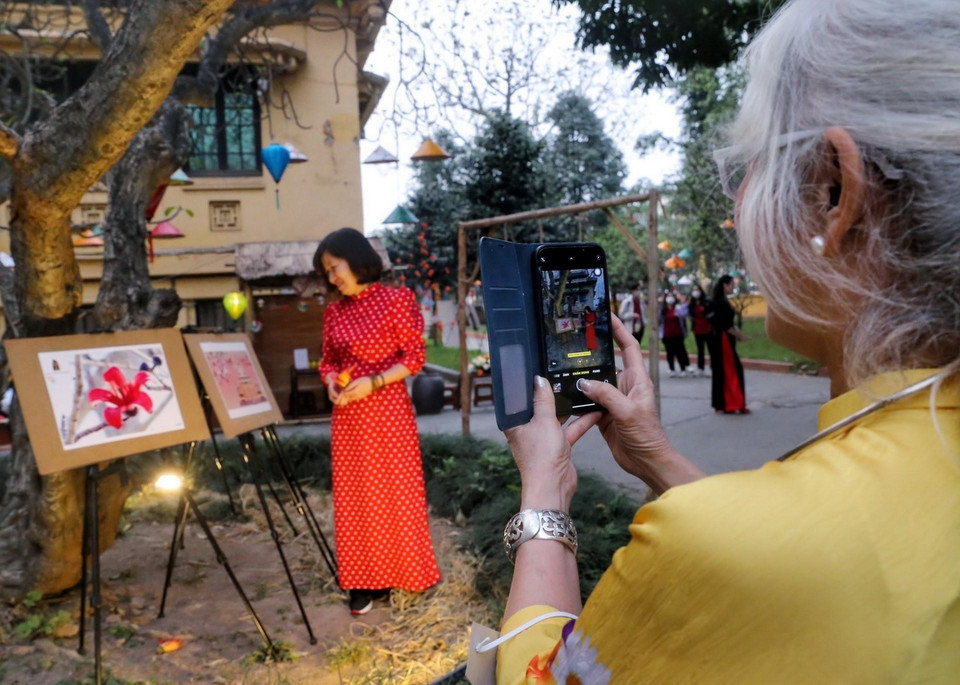 Du khách chụp ảnh lưu niệm chương trình. (Ảnh: Tuấn Đức/TTXVN)