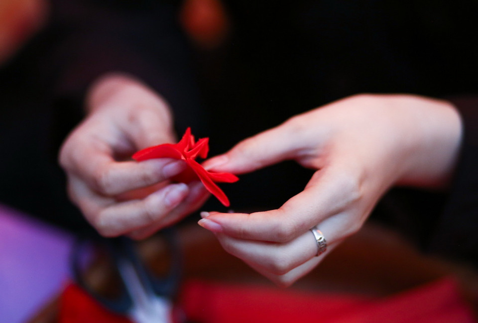 Nghệ nhân gấp hoa gạo bằng giấy. (Ảnh: Thu Phương/TTXVN phát)