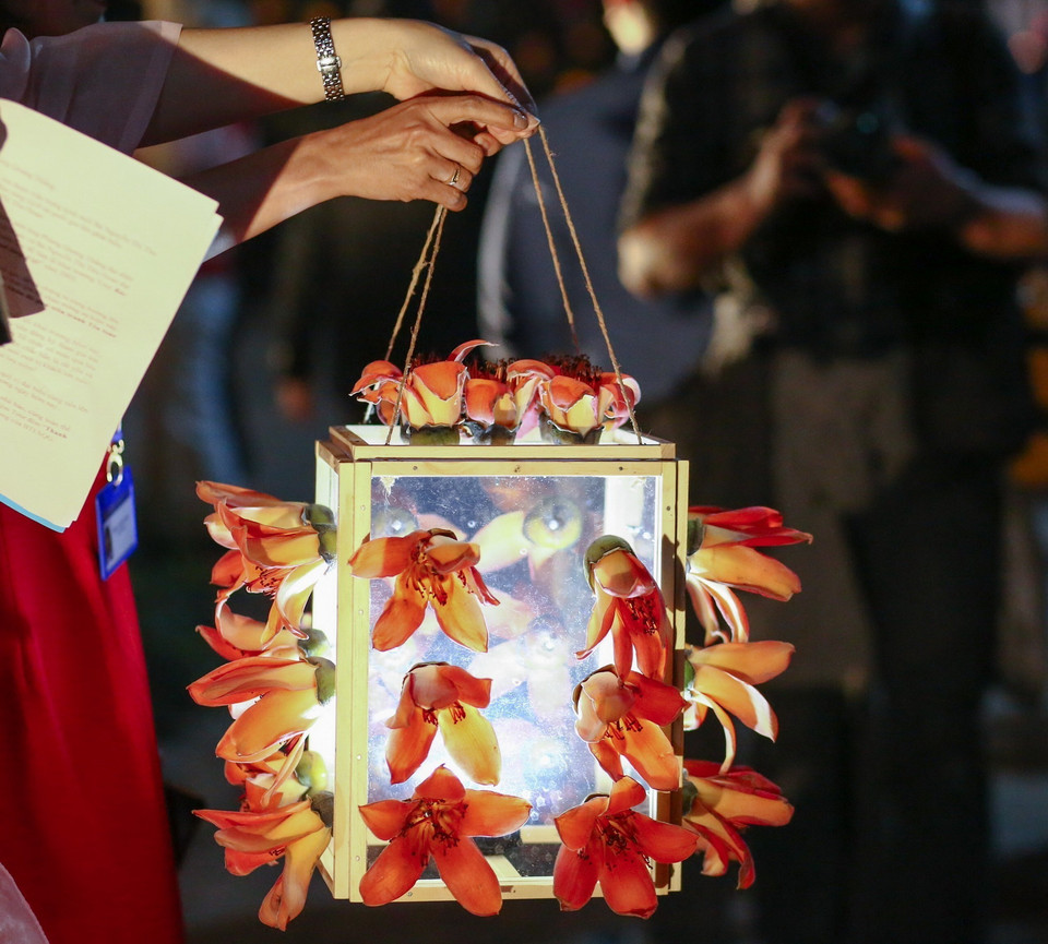 Đèn lồng được trang trí bằng hoa gạo. (Ảnh: Thu Phương/TTXVN phát)