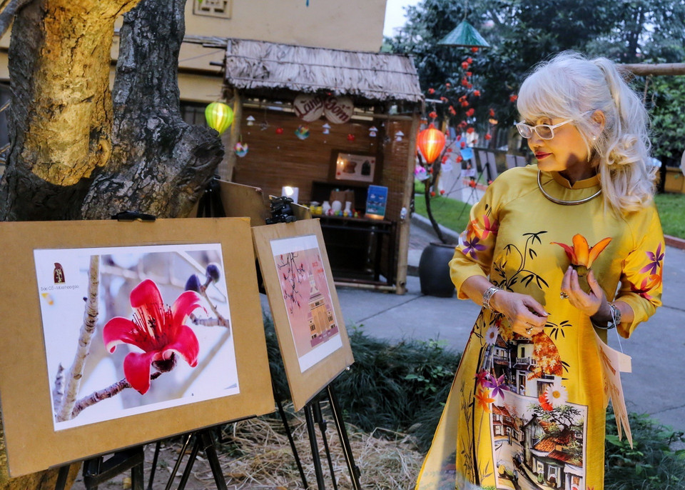 Du khách tham quan trưng bày ảnh hoa gạo tại chương trình. (Ảnh: Tuấn Đức/TTXVN)