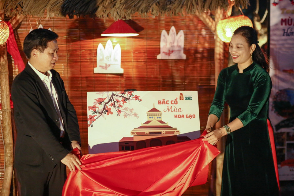 Các đại biểu thực hiện nghi thức khai trương chương trình. (Ảnh: Thu Phương/TTXVN phát)