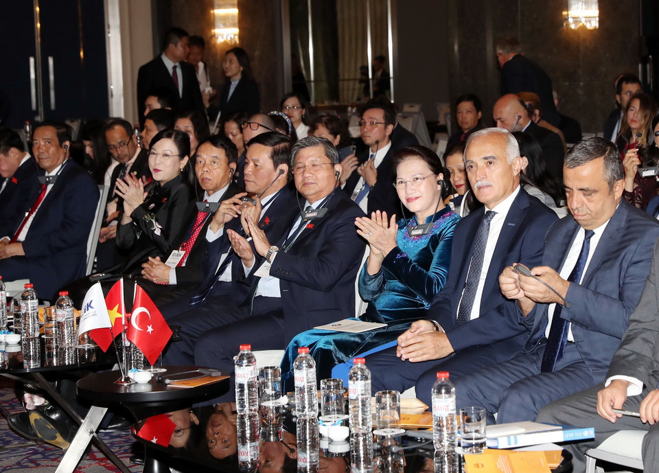 Chủ tịch Quốc hội Nguyễn Thị Kim Ngân, các đại biểu đoàn Quốc hội Việt Nam và các doanh nghiệp Thổ Nhĩ Kỳ tham dự Tọa đàm Cơ hội kinh doanh-đầu tư Việt Nam-Thổ Nhĩ Kỳ. (Ảnh: Trọng Đức/TTXVN)