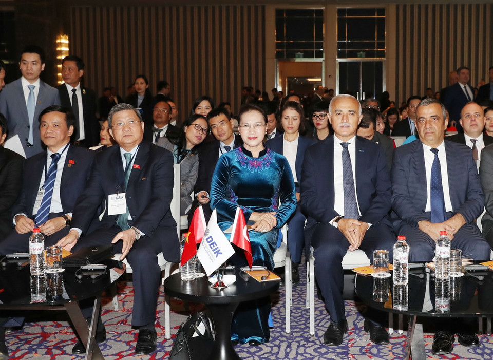 Chủ tịch Quốc hội Nguyễn Thị Kim Ngân, Chủ nhiệm Ủy ban Đối ngoại của Quốc hội Nguyễn Văn Giàu, Tổng Thư ký, Chủ nhiệm Văn phòng Quốc hội Nguyễn Hạnh Phúc; ông Nail Olpak, Chủ tịch Hội đồng Kinh tế đối ngoại Thổ Nhĩ Kỳ và các doanh nghiệp Thổ Nhĩ Kỳ tham dự Tọa đàm Cơ hội kinh doanh-đầu tư Việt Nam-Thổ Nhĩ Kỳ. (Ảnh: Trọng Đức/TTXVN)