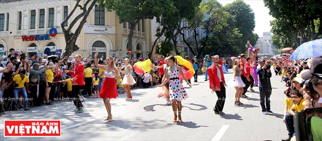 Những vũ điệu tự nhiên và mềm mại của những nghệ sỹ luôn giúp tạo cảm hứng cho khán giả cùng hòa vào những điệu nhạc. (Ảnh: Thanh Giang/Báo Ảnh Việt Nam)