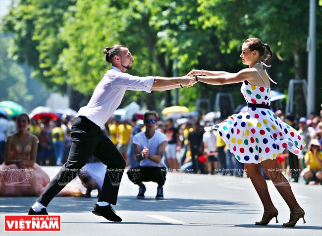 Những điệu khiêu vũ hấp dẫn thu hút khán giả. (Ảnh: Công Đạt/Báo Ảnh Việt Nam)