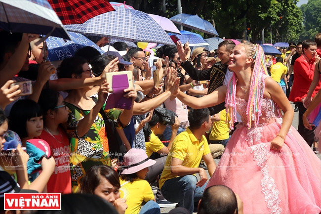 Những nghệ sỹ đường phố thân thiện giao lưu với khán giả. (Ảnh: Trần Thanh Giang/Báo Ảnh Việt Nam)