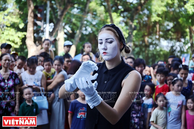 Một tiết mục biểu diễn kịch câm đã mang lại rất nhiều tiếng cười cho các em nhỏ. (Ảnh: Công Đạt/Báo Ảnh Việt Nam)