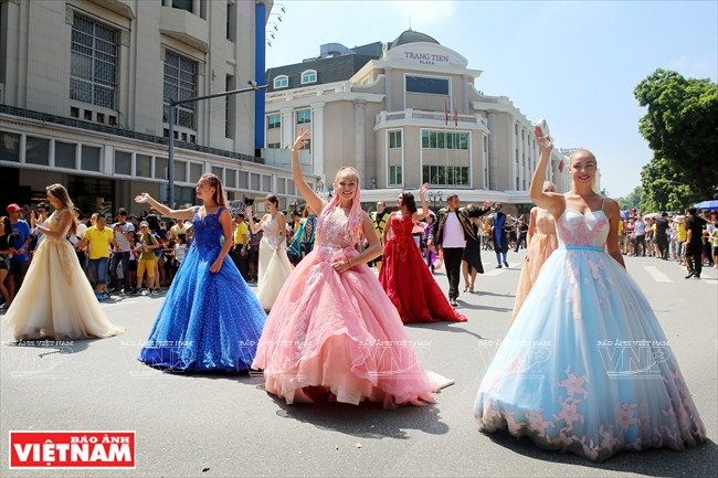 Dàn vũ công gồm các nghệ sỹ múa xinh đẹp trong những trang phục dạ hội lộng lẫy vẫy tay chào khán giả. (Ảnh: Trần Thanh Giang/Báo Ảnh Việt Nam)