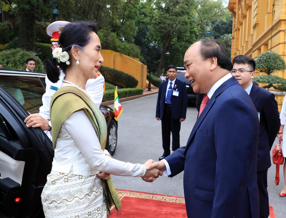 Thủ tướng Nguyễn Xuân Phúc đón Cố vấn Nhà nước, Bộ trưởng Ngoại giao và Bộ trưởng Văn phòng Tổng thống Myanmar Aung San Suu Kyi. (Ảnh: Thống Nhất/TTXVN)
