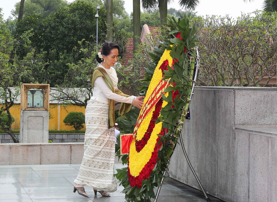 Cố vấn Nhà nước, Bộ trưởng Ngoại giao, Bộ trưởng Văn phòng Tổng thống Cộng hòa Liên bang Myanmar, bà Aung San Suu Kyi đến đặt vòng hoa tại Đài tưởng niệm các Anh hùng Liệt sỹ. (Ảnh: Dương Giang/TTXVN)