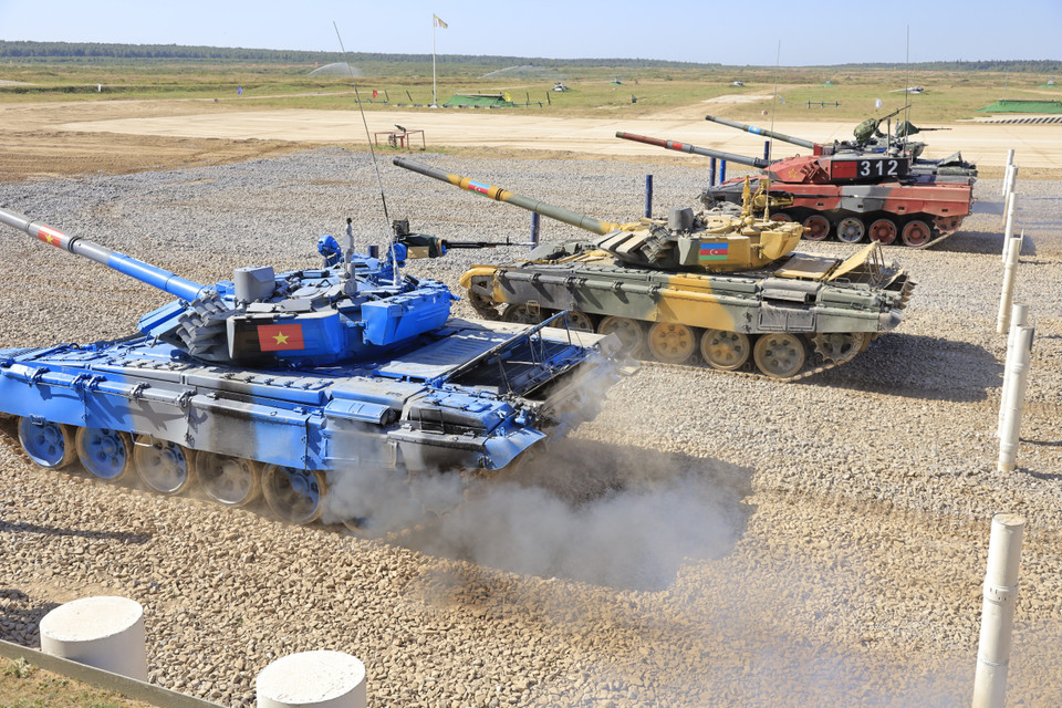 Ở vòng đấu “tiếp sức” này, 3 kíp xe của mỗi đội tuyển sẽ luân phiên thi đấu trên một chiếc xe tăng