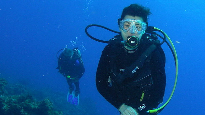 Du khách lặn ngắm san hô ở biển Cù Lao Chàm. (Ảnh: Hoàng Quang Hà)