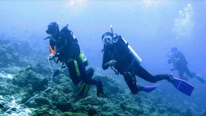 Các cán bộ Khu bảo tồn biển Cù Lao Chàm triển khai khoanh vùng khu vực biển Rạn Mè để làm vườn ươm san hô. (Ảnh: Hoàng Quang Hà)