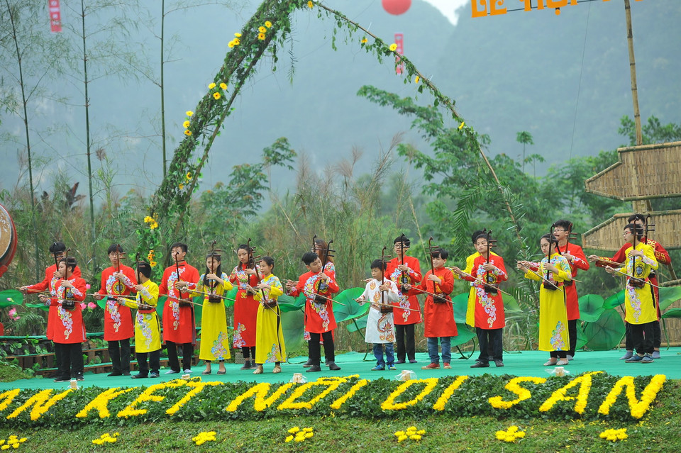 Chương trình biểu diễn nghệ thuật với chủ đề Tràng An kết nối di sản. (Ảnh: Minh Đức/TTXVN)