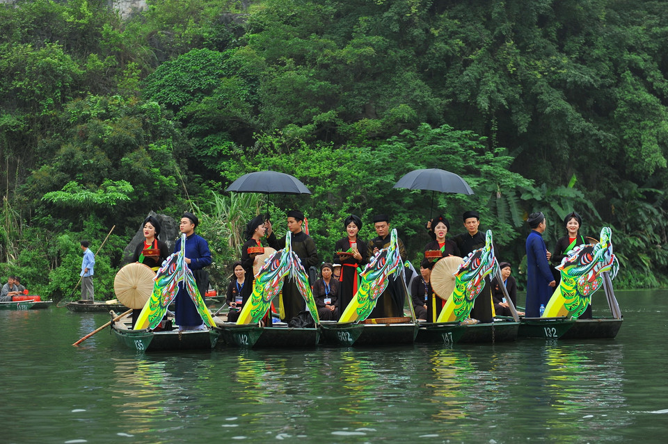 Trình diễn quan họ trên sông mang vẻ đẹp cổ xưa truyền thống. (Ảnh: Minh Đức/TTXVN)