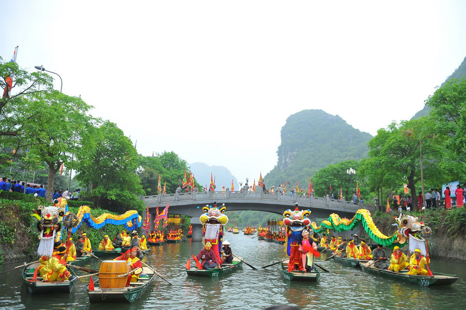 Rước kiệu rồng trên thuyền thể hiện đạo lý uống nước nhớ nguồn của dân tộc. (Ảnh: Minh Đức/TTXVN)