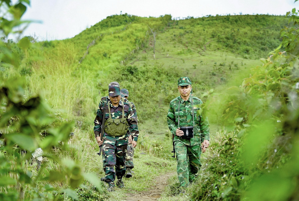  Lực lượng bảo vệ biên giới hai nước Việt Nam-Lào trên đường tuần tra. (Ảnh: Xuân Tư/TTXVN)