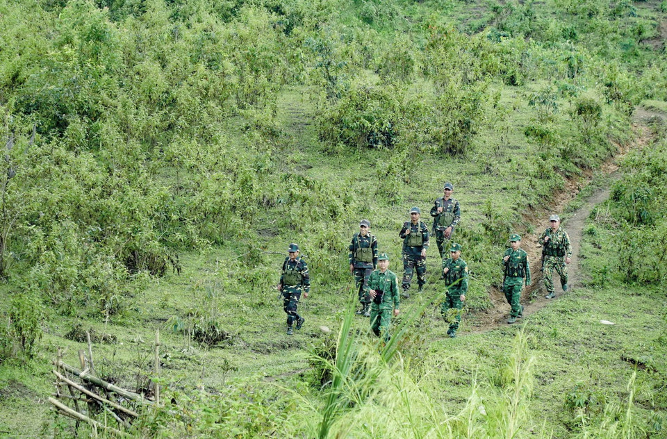  Bộ đội Biên phòng Việt Nam phối hợp với lực lượng bảo vệ biên giới của Lào tuần tra song phương. (Ảnh: Xuân Tư/TTXVN)