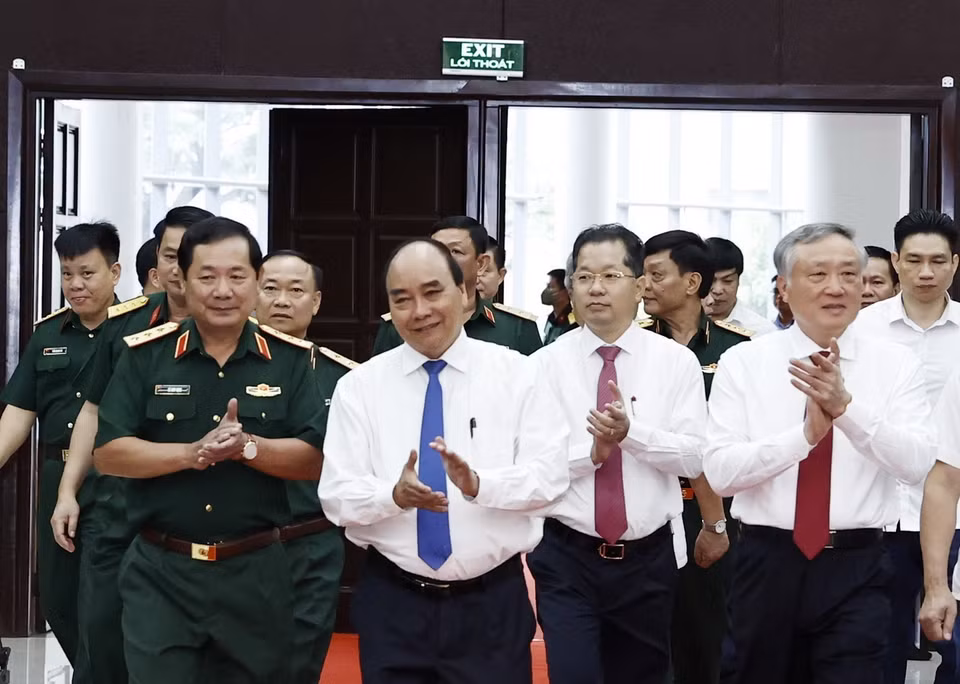 Chủ tịch nước Nguyễn Xuân Phúc và các đại biểu đến dự Hội thảo khoa học “70 năm chiến thắng Đồn Nhất-Hải Vân quan - Dấu ấn lịch sử, kinh nghiệm về xây dựng thế trận chiến tranh nhân dân.” (Ảnh: Thống Nhất/TTXVN)