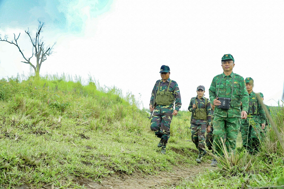  Bộ đội Biên phòng Việt Nam và lực lượng bảo vệ biên giới của Lào tuần tra song phương. (Ảnh: Xuân Tư/TTXVN)