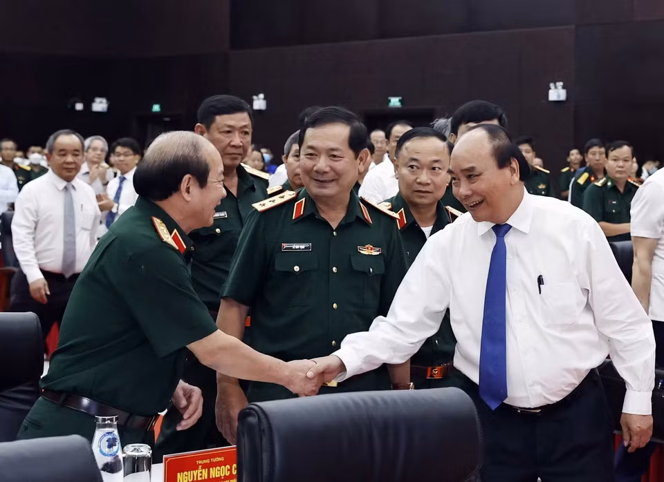 Các đại biểu chào đón Chủ tịch nước Nguyễn Xuân Phúc đến dự hội thảo. (Ảnh: Thống Nhất/TTXVN)