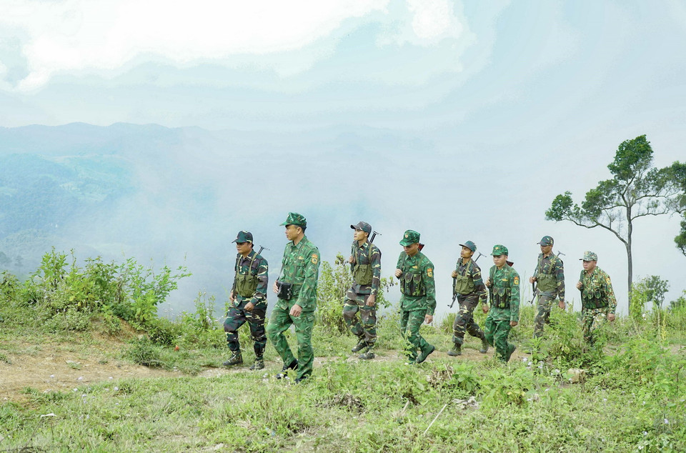  Lực lượng bảo vệ biên giới hai nước Việt Nam-Lào trên đường tuần tra. (Ảnh: Xuân Tư/TTXVN)