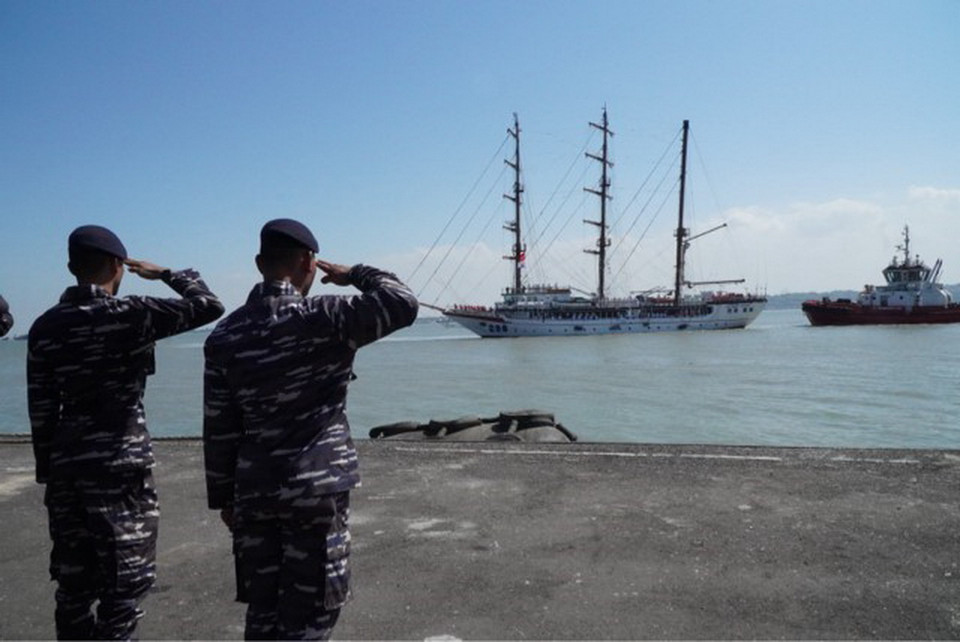 Các sỹ quan, học viên Hải quân Indonesia đón tàu buồm 286-Lê Quý Đôn. (Ảnh: Đào Trang/TTXVN)