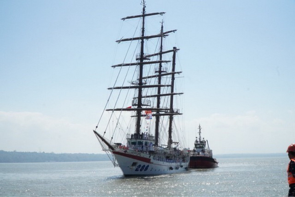 Tàu buồm 286-Lê Quý Đôn cập cảng Surabaya. (Ảnh: TTXVN phát)