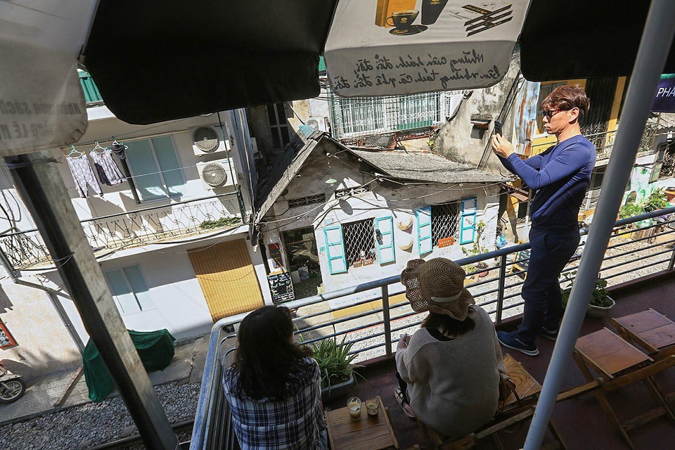 Nơi này trở thành điểm đến của du khách đơn giản chỉ là thưởng thức một cốc càphê hoặc bia giữa khung cảnh mới lạ, trải nghiệm cảm xúc của cuộc sống với người dân, ngắm nhìn vẻ quyến rũ độc đáo của phố đường tàu ngay giữa lòng Thủ đô Hà Nội. (Ảnh: Trọng Đạt/TTXVN)