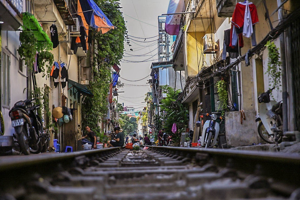 Đoạn đường tàu chạy qua khu dân cư này luôn mang đến một vẻ đẹp vừa cổ kính, vừa dân dã, giản dị. (Ảnh: Trọng Đạt/TTXVN)