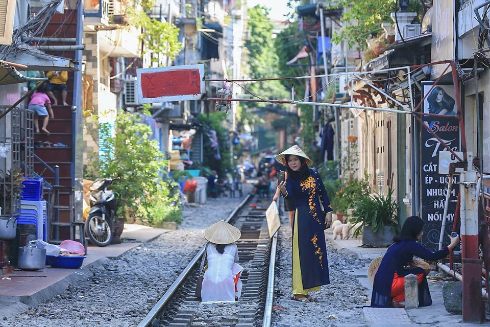 Khác du lịch ghi lại hình ảnh làm kỷ niệm khi ghé thăm "phố đường tàu" của Hà Nội. (Ảnh: Trọng Đạt/TTXVN)