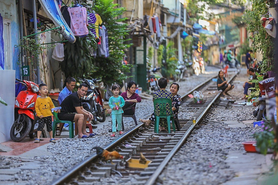 Cuộc sống của người dân nơi đây vẫn trôi qua lặng lẽ mỗi ngày cùng những điều bình dị xung quanh. Giữa một Hà Nội ồn ào thì nơi đây là một dấu lặng của thời gian, của không gian mang đến một cảm giác thanh bình và gần gũi. (Ảnh: Trọng Đạt/TTXVN)