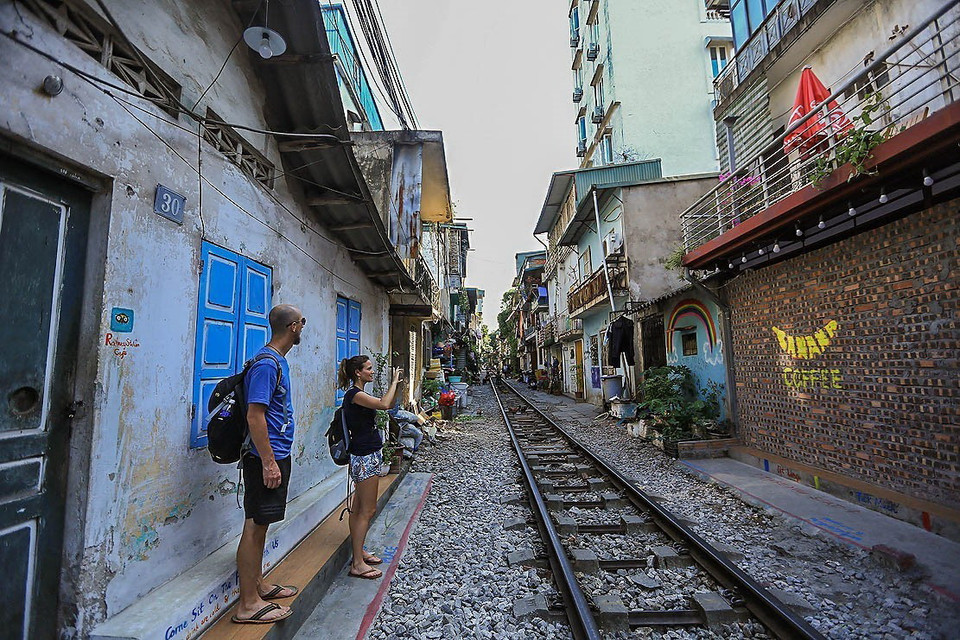 Đoạn đường tàu chạy qua khu dân cư này (đoạn từ phố Điện Biên Phủ qua phố Trần Phú) luôn mang đến một vẻ đẹp vừa cổ kính, vừa dân dã, giản dị gây chút hoài niệm về một Hà Nội xưa cho bất cứ ai ghé qua nơi đây. (Ảnh: Trọng Đạt/TTXVN)